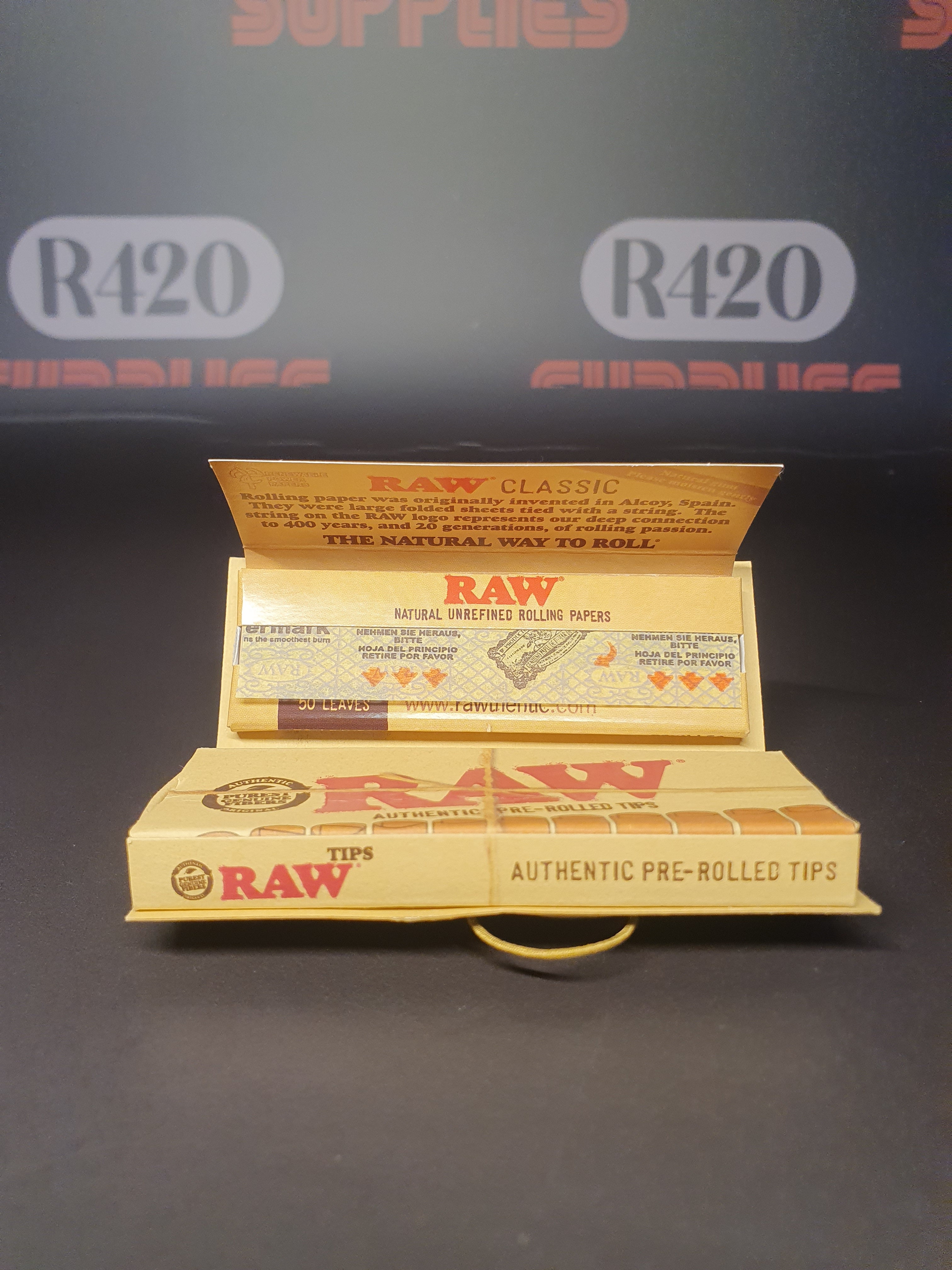 RAW Classic Connoisseur 1¼ + Pre-rolled Tips